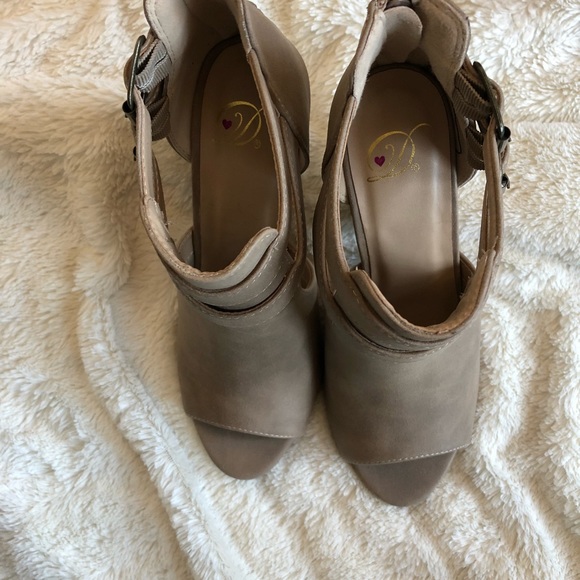 🌸Cute tan heels🌸 - Picture 2 of 6